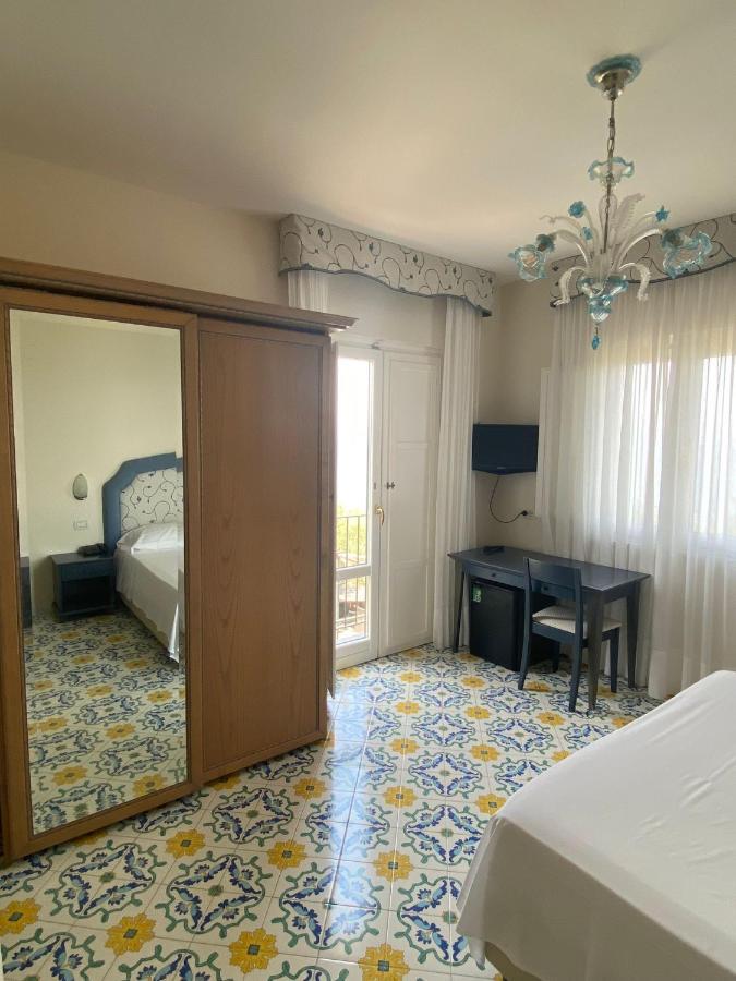 Hotel La Badia Соренто Екстериор снимка